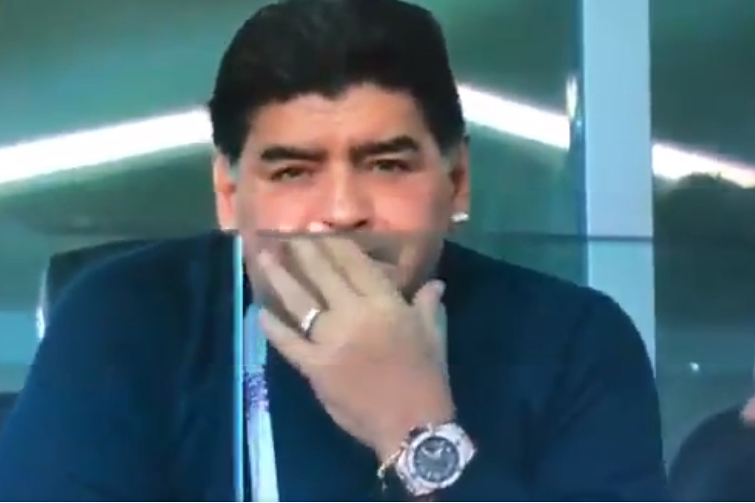 A korábban kokainozással is vádolt Maradona “megfázás” miatt szipogta végig a meccset