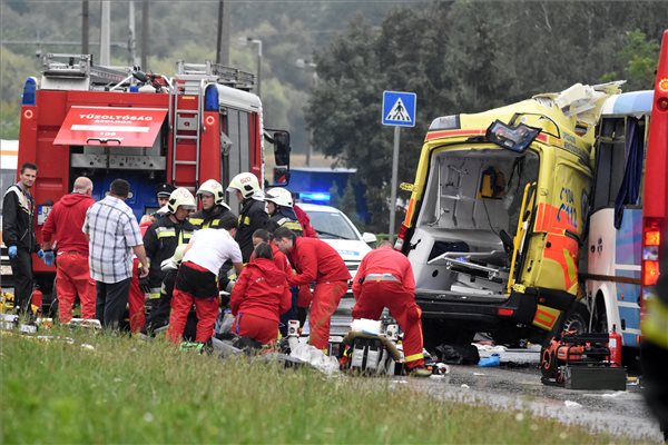 Húsz sérült, két halálos áldozat Szolnokon – Busz és mentőautó ütközött