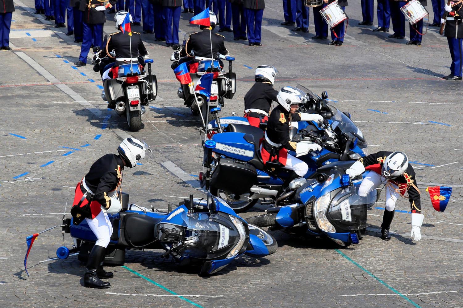 Két béna motorosrendőrnek hála elég viccesre sikerült a franciák nemzeti ünnepe