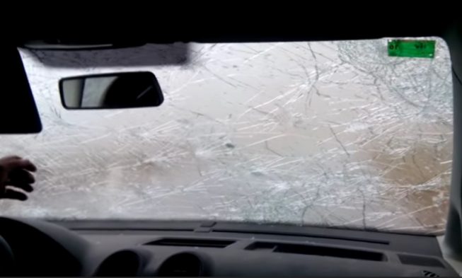 Pillanatok alatt törte ripityára az autót a jégeső img