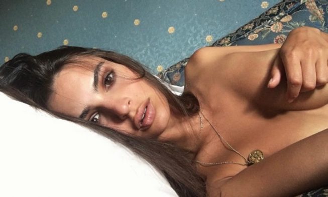 Emily Ratajkowski végigpucérkodja a házi karantént img