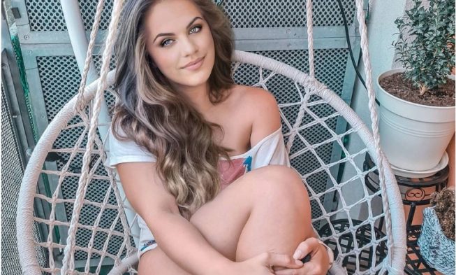 Még a csempevágó sem olyan éles, mint Daniela égnek álló bimbesze img
