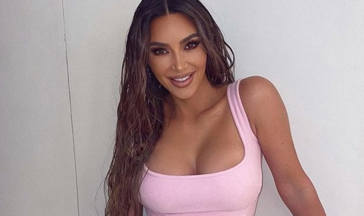 Kim Kardashian egy jakuzziban mutatta meg, hogy a cérna is öltöztet