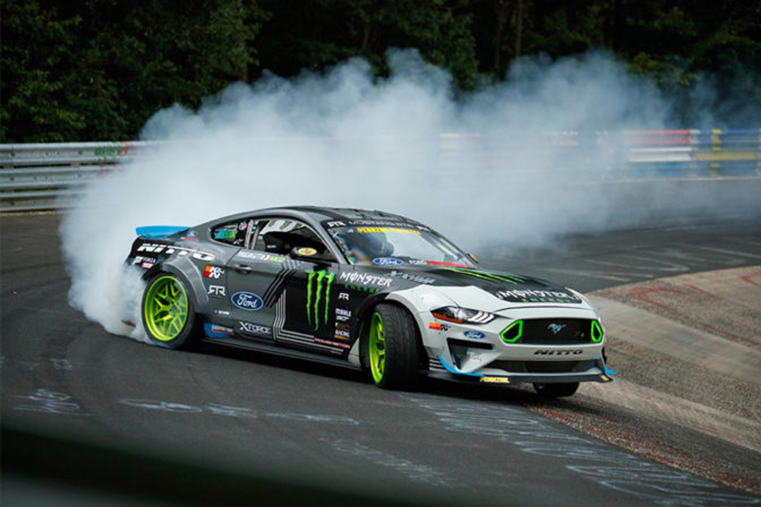 Egy 900 lovas Mustang tépte szét a Nürburgring aszfaltját