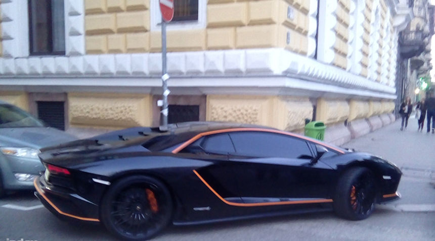 Budapesten mutatták meg, hogy kell elegánsan parkolni egy Lamborghinivel