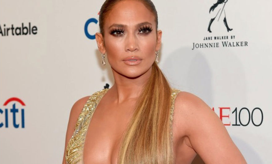 A vérünk is elkezd pezsegni, ahogy Jennifer Lopez legendás hátsóját simogatja